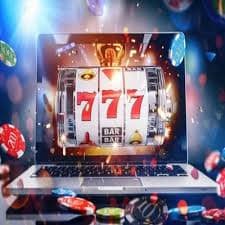Dealer membagikan kartu dalam sesi Dragon Tiger Live